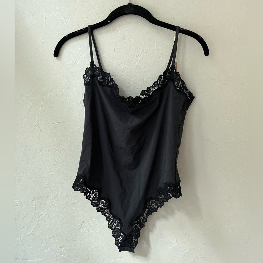 SKIMS FITS EVERYBODY LACE CAMI BODYSUIT IN ONYX S